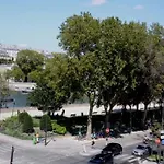 Eiffel Edge Escape 30 M From Eiffel Tower